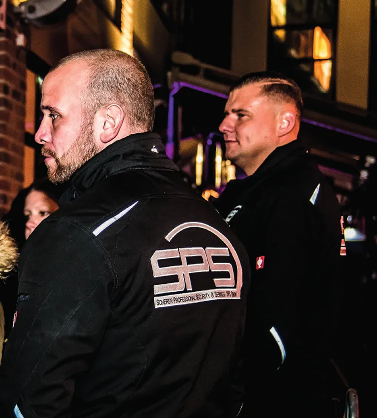 Zwei Sicherheitsmitarbeiter im nächtlichen Streifendienst